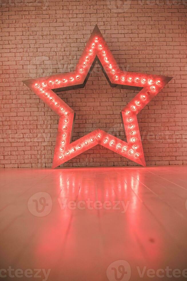 Lampen auf das Star Strahl. leuchtend Lampen. Weihnachten Dekor. foto