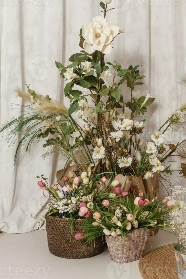 Innere Blumen- Ostern Komposition. das Konzept von Zuhause Dekoration zum das glücklich Ostern Urlaub foto