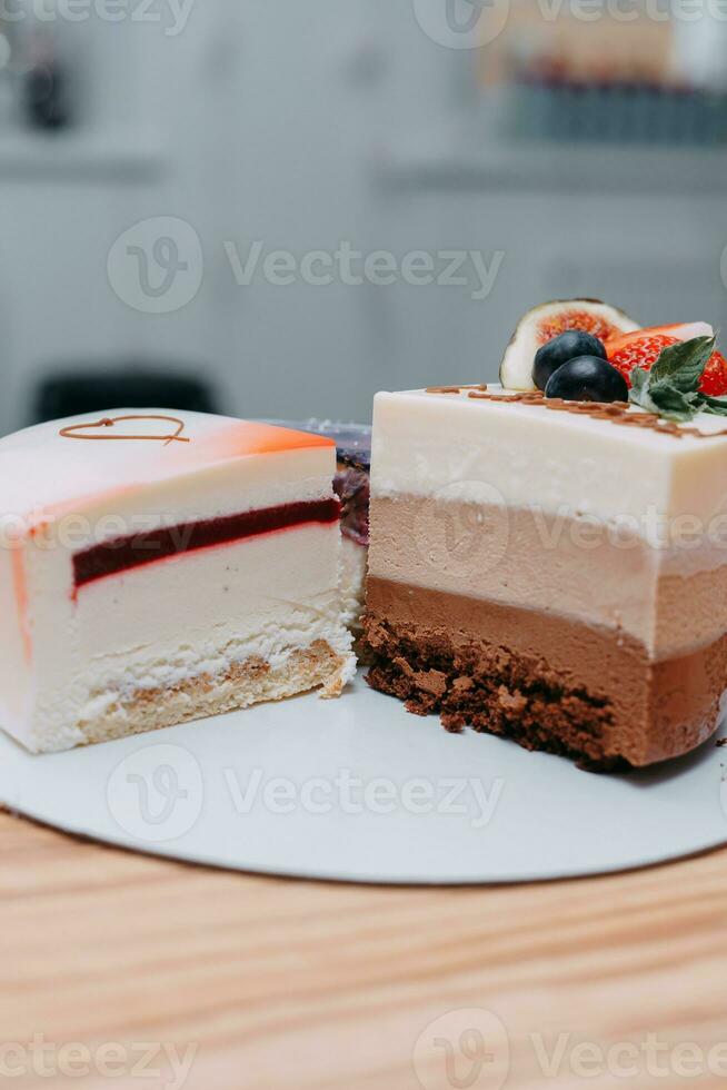 ein Stück von Schokolade Kuchen im das schneiden. Vorbereitung von Mousse Kuchen beim ein kulinarisch Meister Klasse. Kochen beim heim, hausgemacht Essen foto