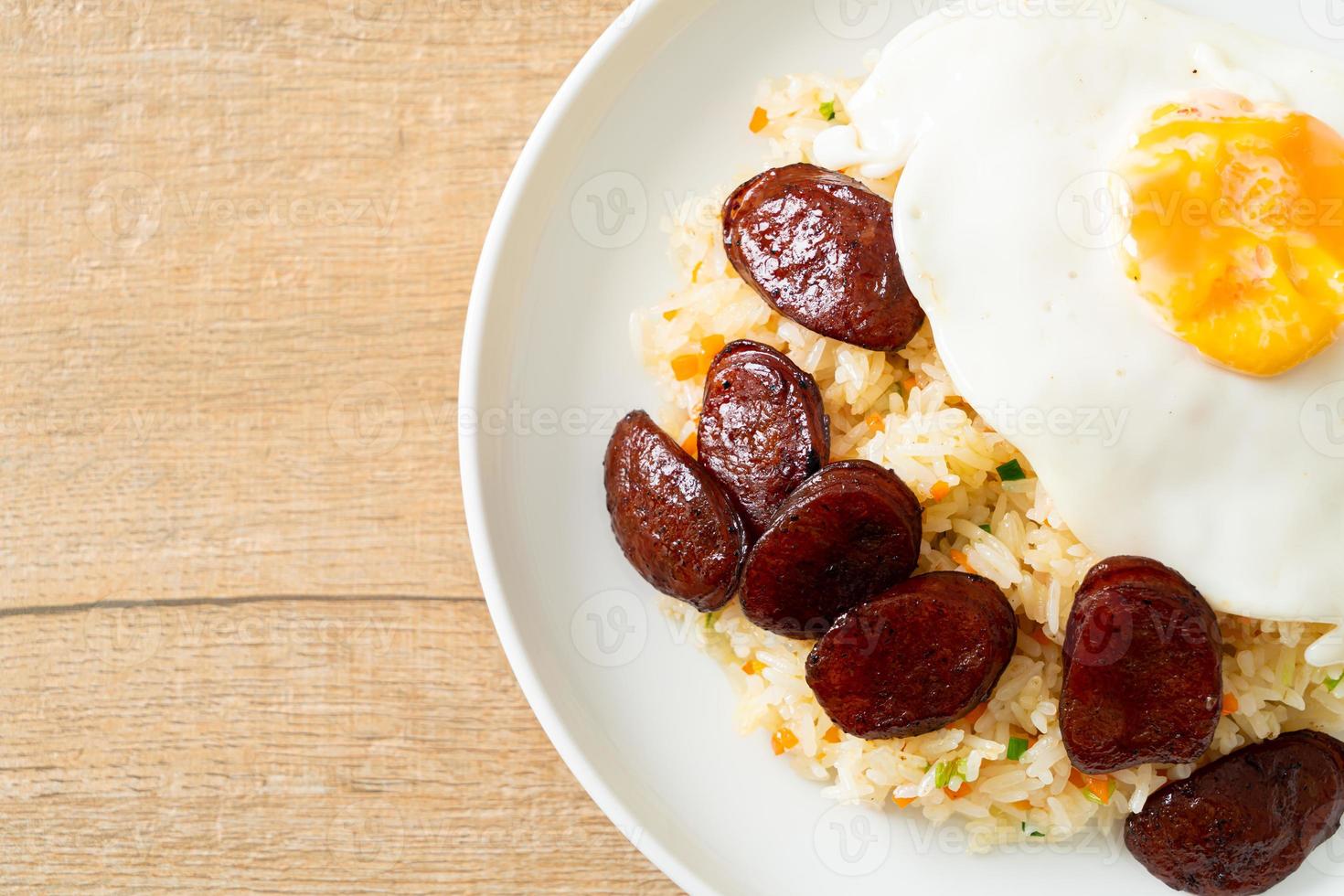 gebratener Reis mit Spiegelei und chinesischer Wurst foto