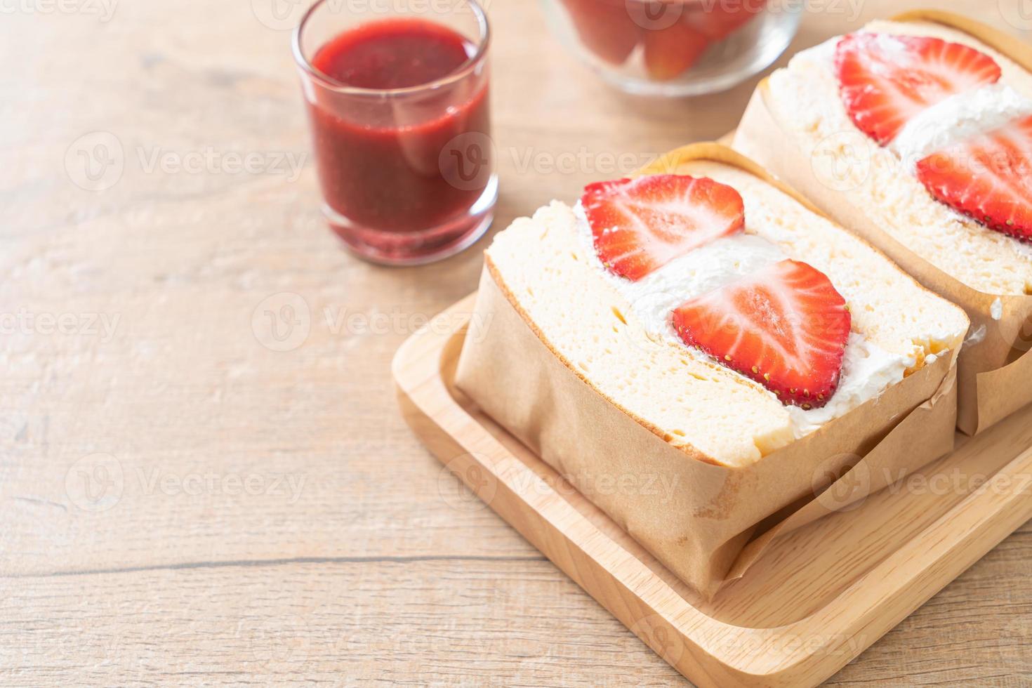 Pfannkuchen-Sandwich Erdbeer frische Sahne foto