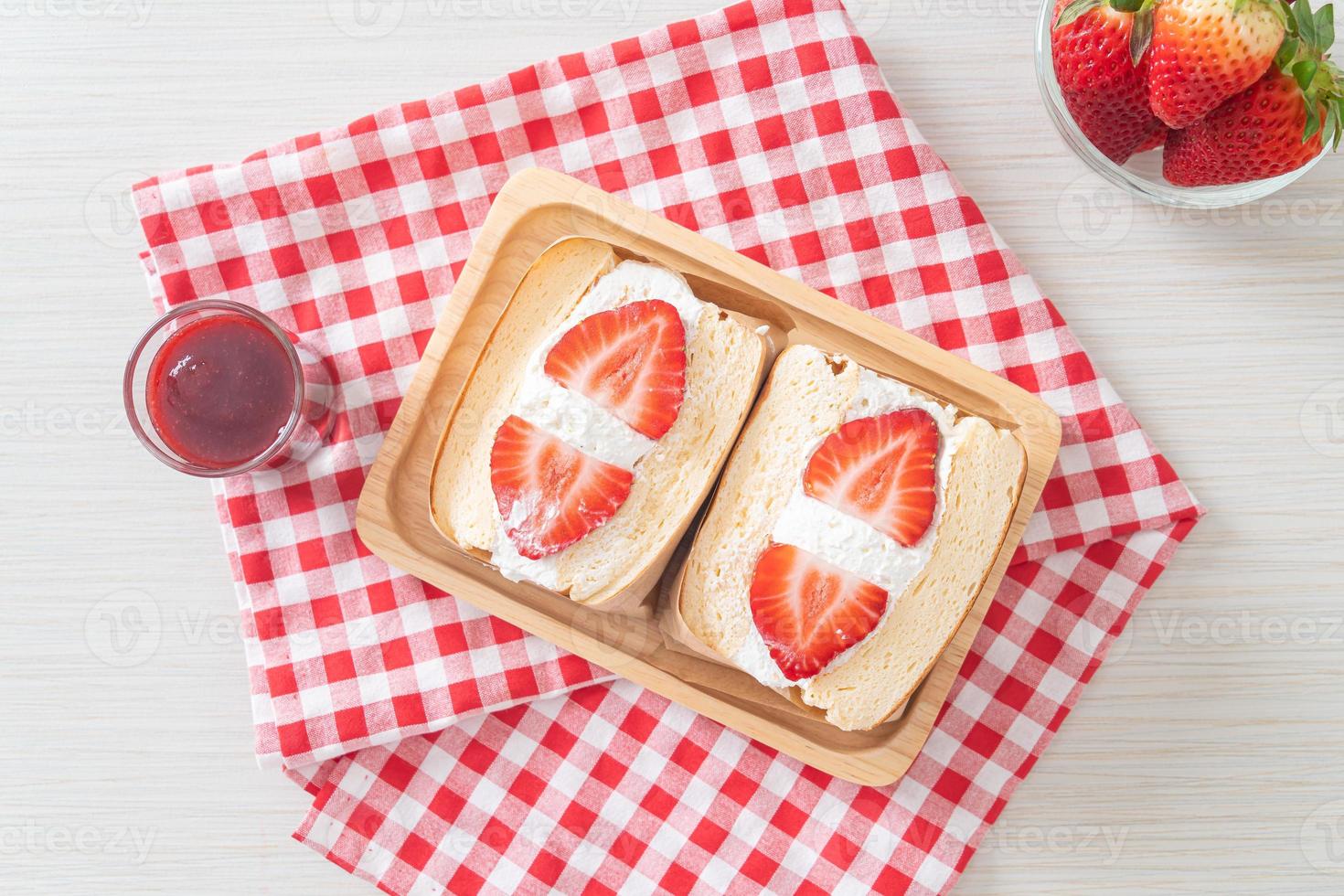 Pfannkuchen-Sandwich Erdbeer frische Sahne foto