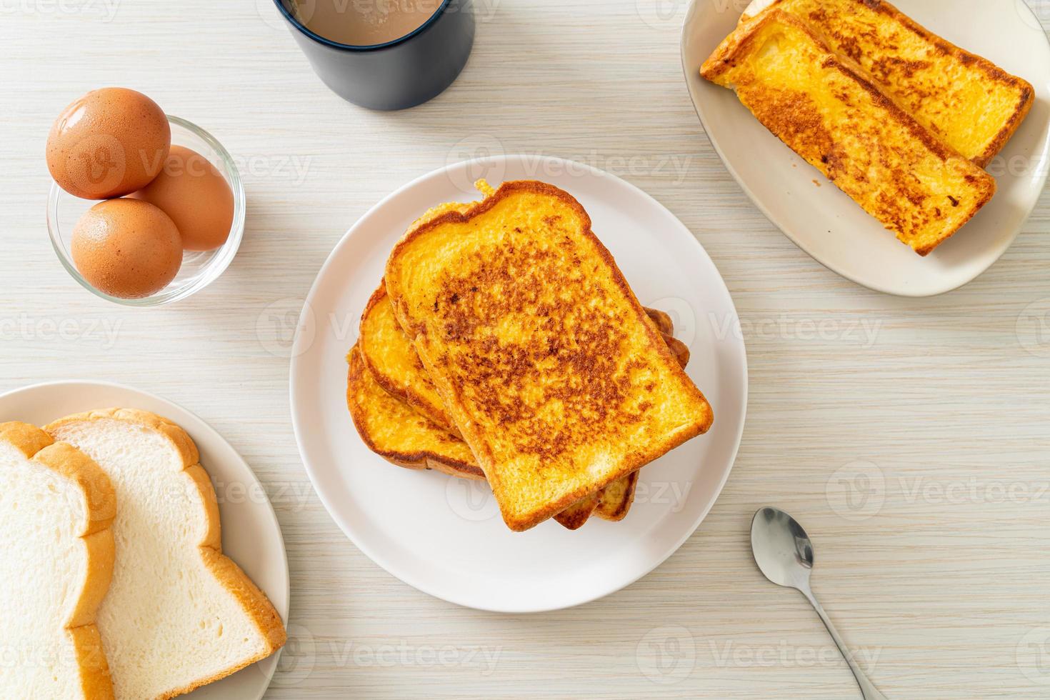 French Toast auf weißem Teller foto