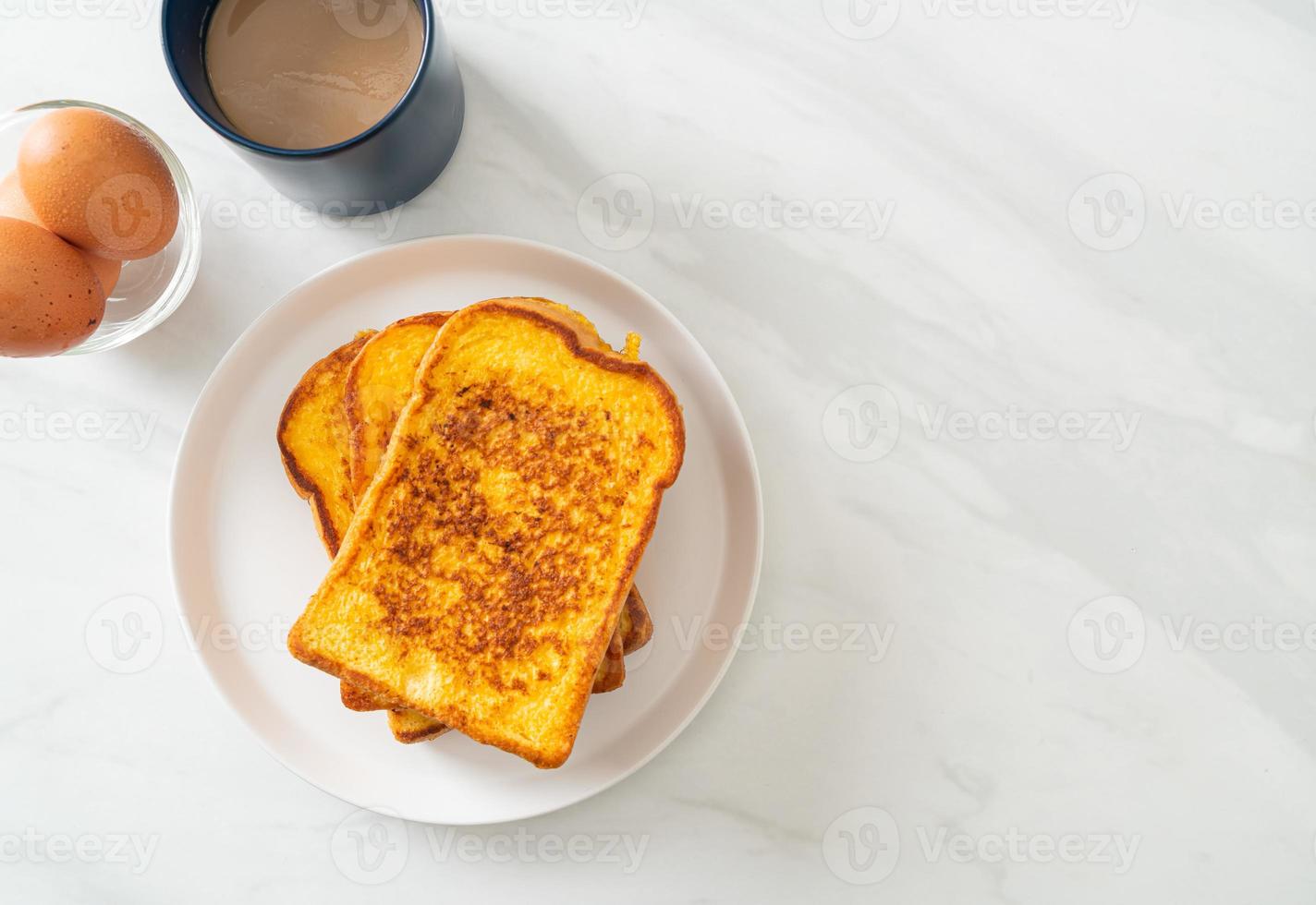 French Toast auf weißem Teller foto