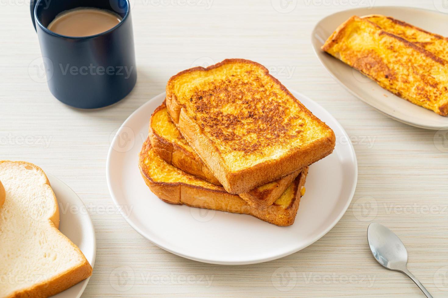 French Toast auf weißem Teller foto