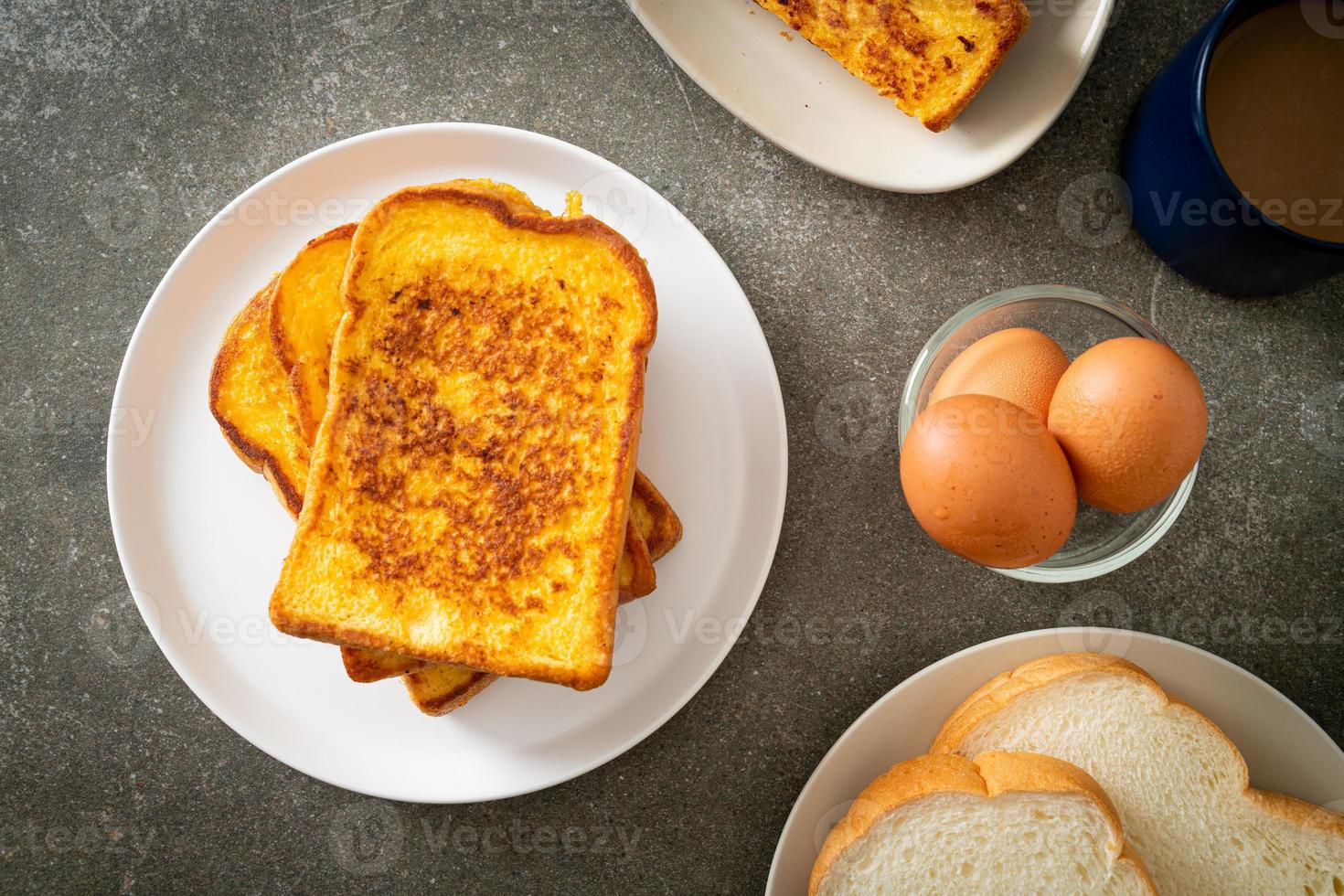 French Toast auf weißem Teller foto