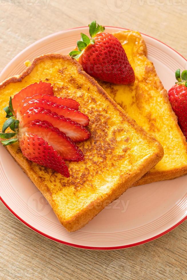 French Toast mit frischen Erdbeeren foto