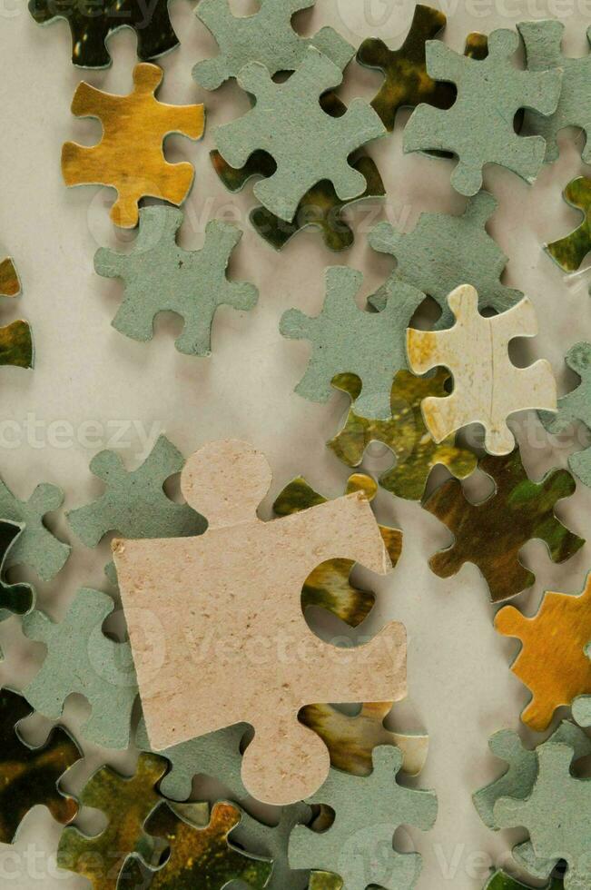 ein Stück von Puzzle ist Sitzung auf oben von ein Weiß Oberfläche foto