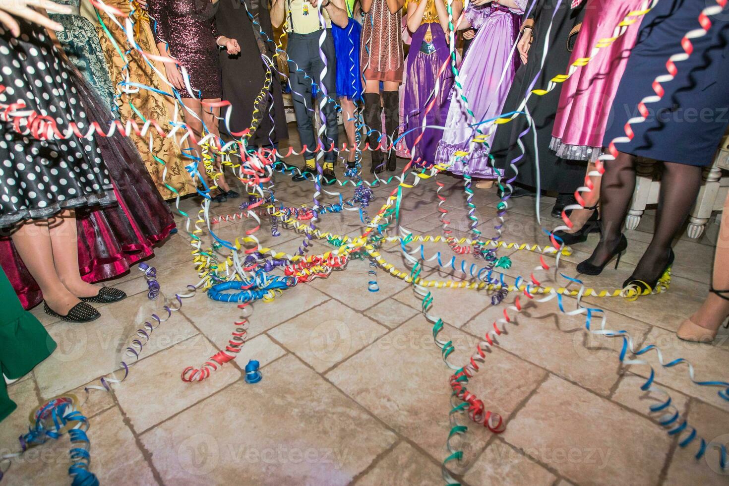 beim ein Party Mädchen warf Luftschlangen auf das Boden. feiern das Neu Jahr im ein Restaurant. foto