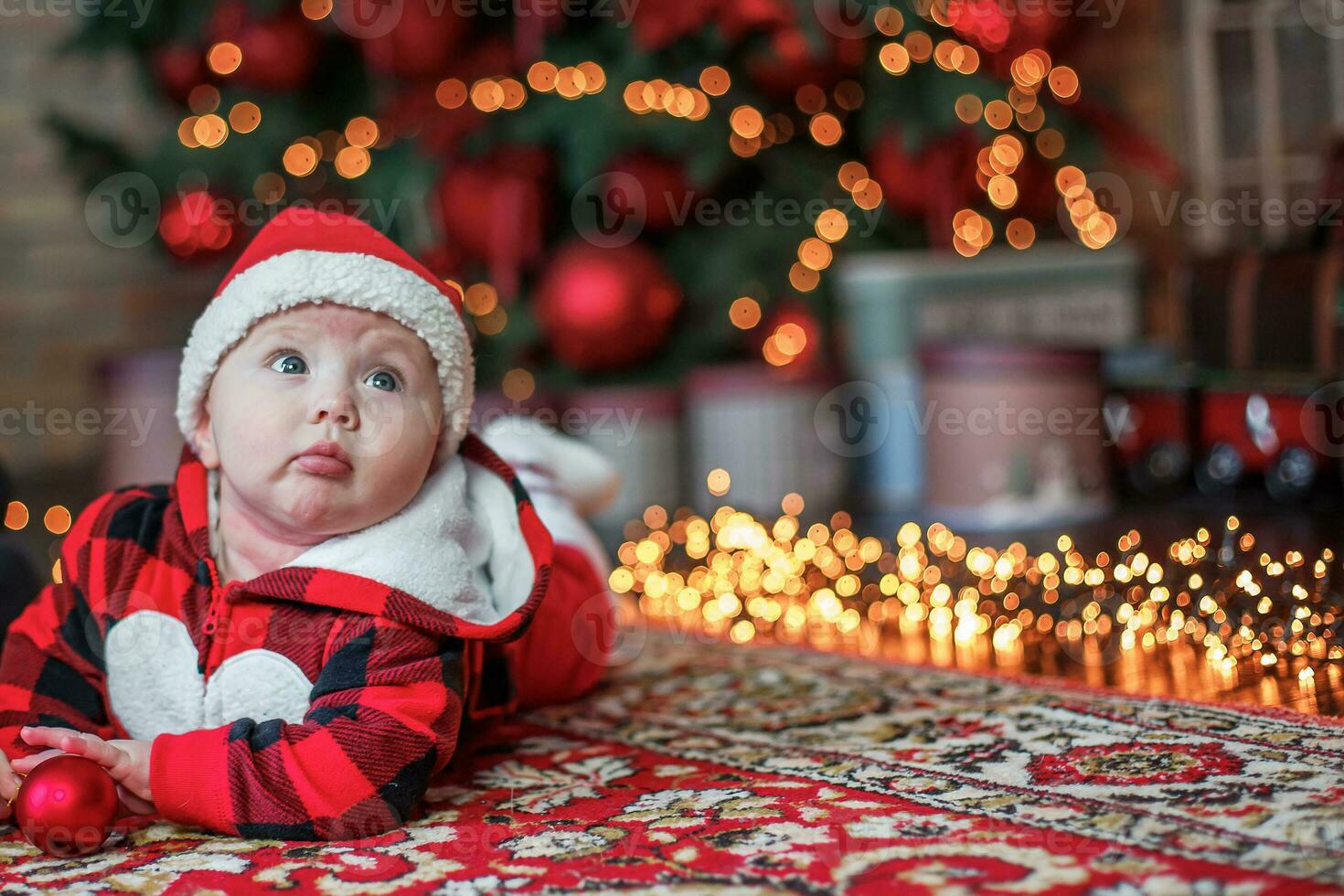 wenig sechs Monat alt Baby gekleidet wie Santa Klaus. Hintergrund zum Weihnachten Karte. das Kind sieht aus oben beim das Platz zum Inschrift. foto