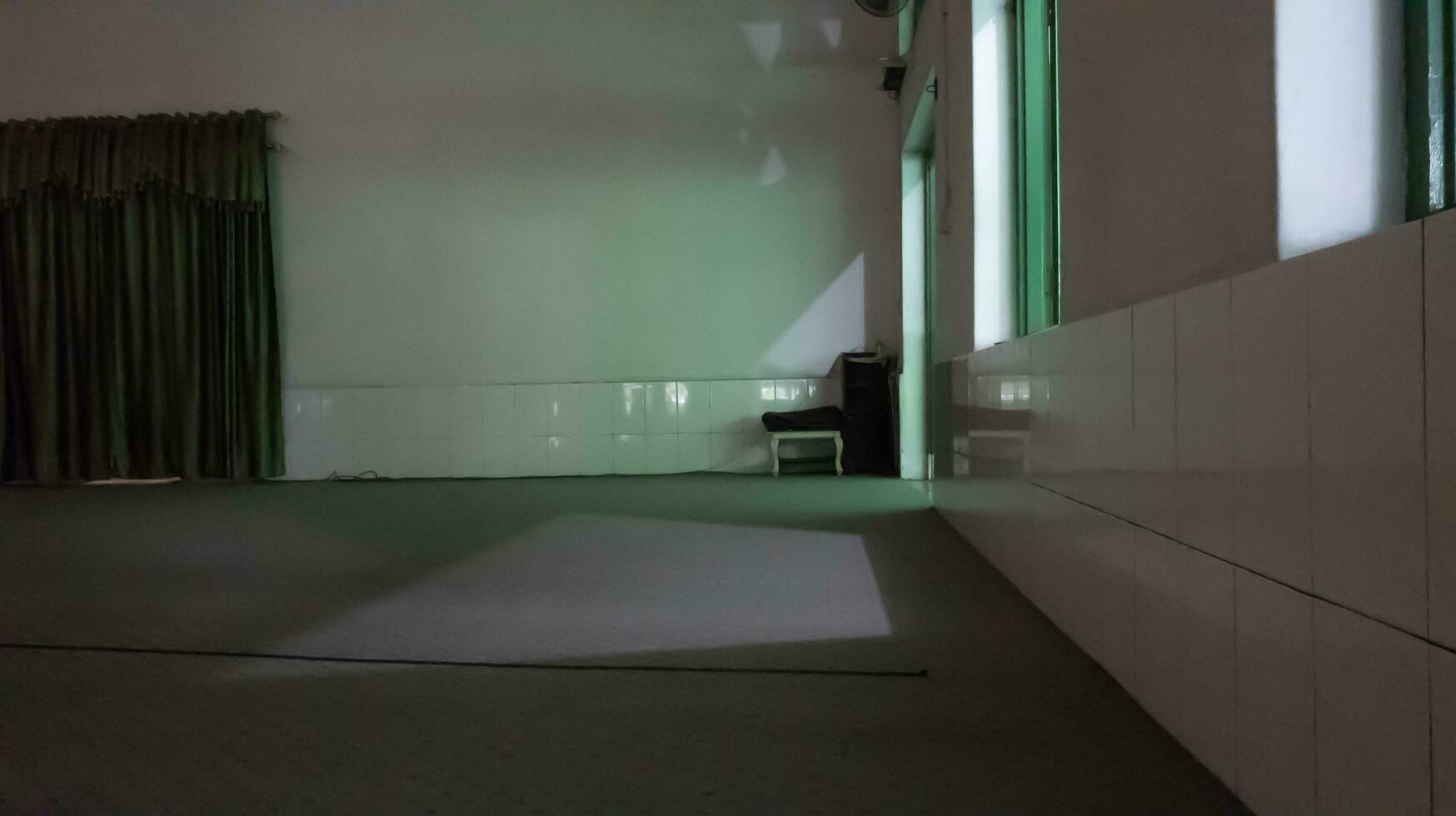 Umwelt Struktur im das Moschee auf das Panca budi Campus, mit Sonnenlicht eindringen von das links Fenster foto