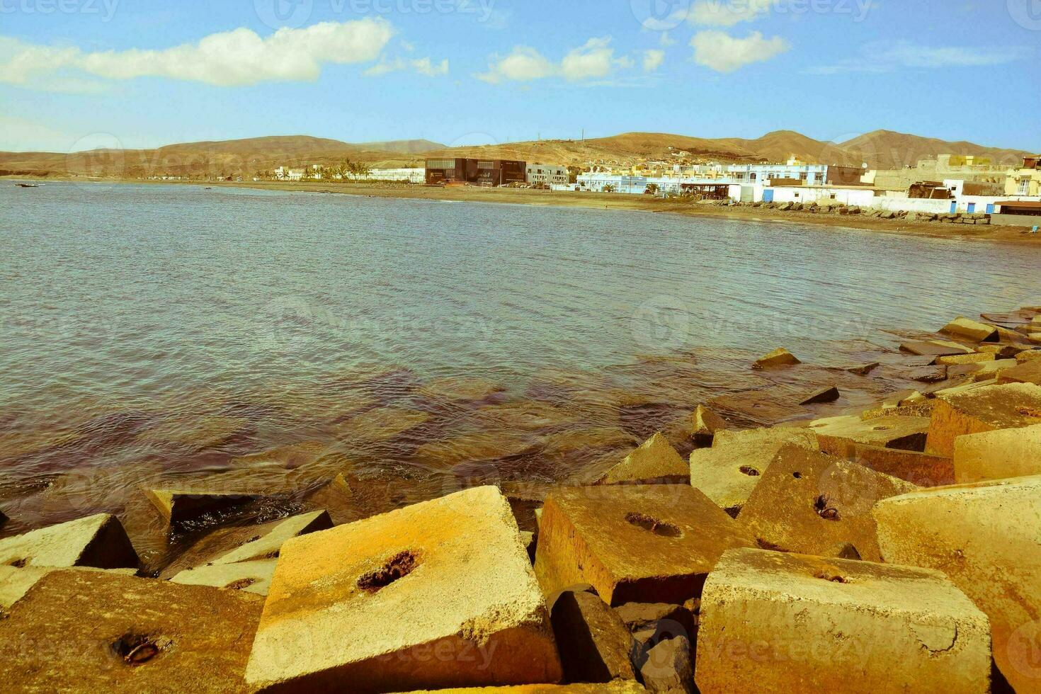 das Strand im Vorderseite von das Stadt, Dorf foto