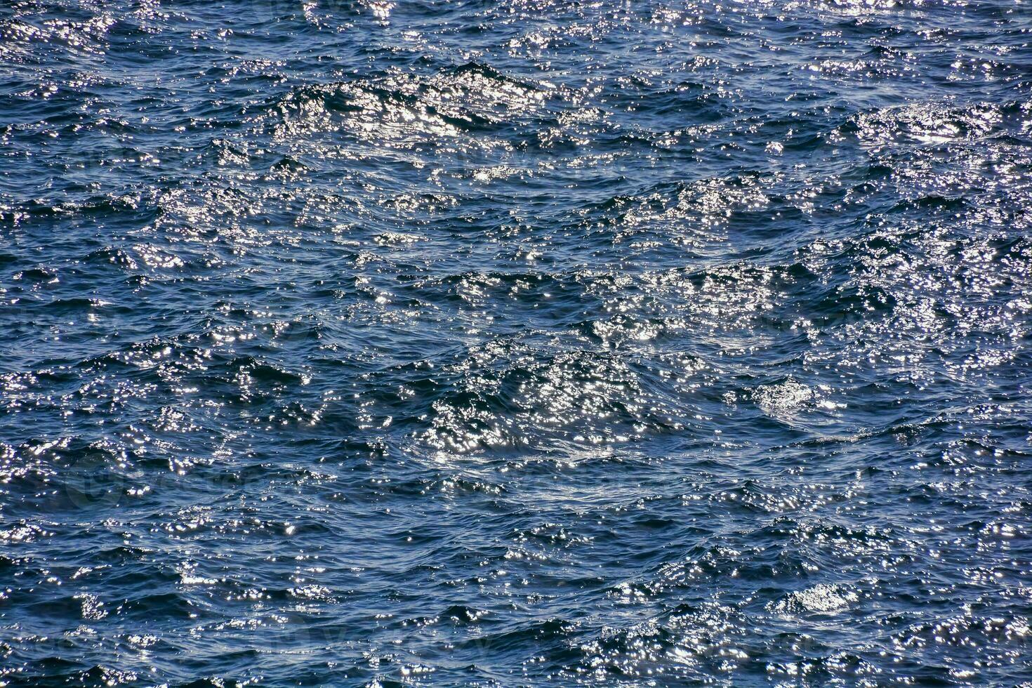 das Oberfläche von das Ozean ist Blau und hat klein Luftblasen foto