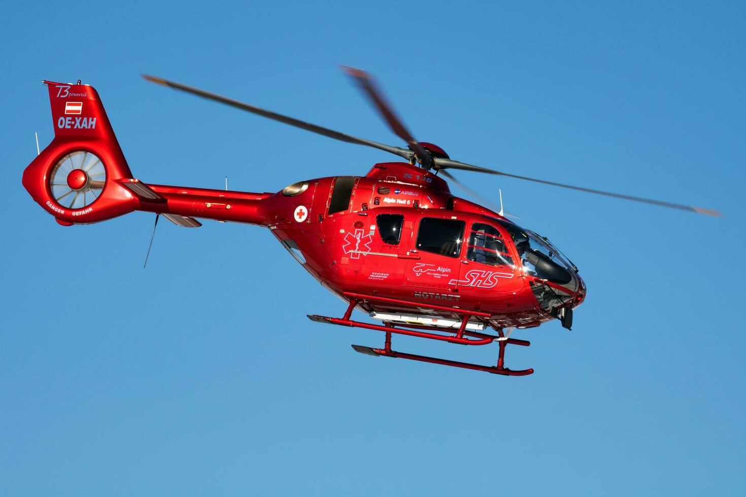 medizinisch Hubschrauber beim Flughafen und Flugplatz. Drehflügler und Medikopter. Allgemeines Luftfahrt Industrie. Luft Krankenwagen Transport. Luft Transport. fliegen und fliegend. foto