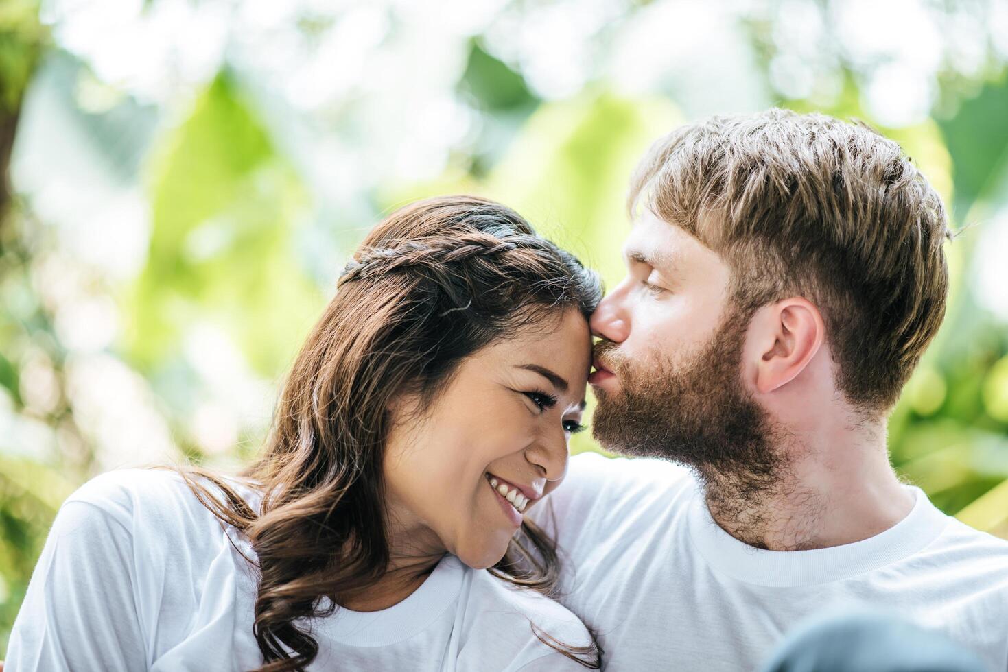 glückliches lächelndes Paar Vielfalt im Liebesmoment zusammen foto