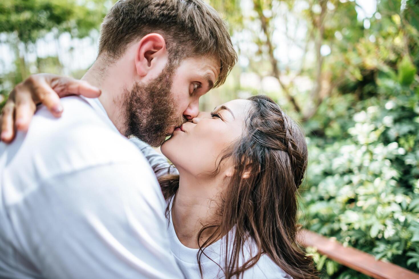 glückliches lächelndes Paar Vielfalt im Liebesmoment zusammen foto