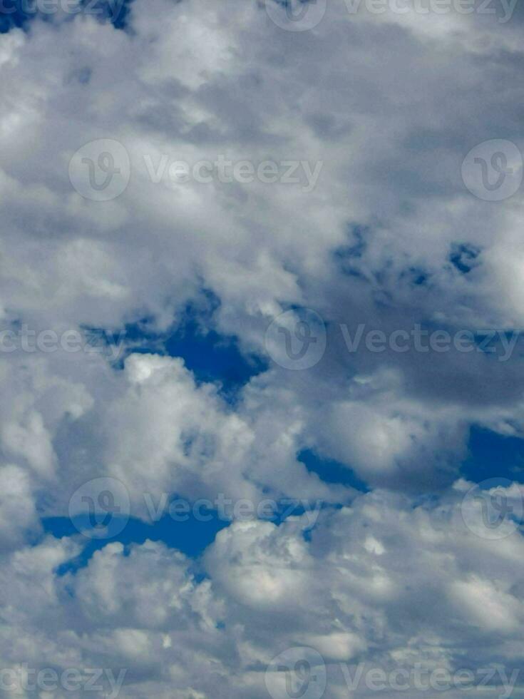 ein groß Weiß Wolke ist im das Himmel über ein Strand foto