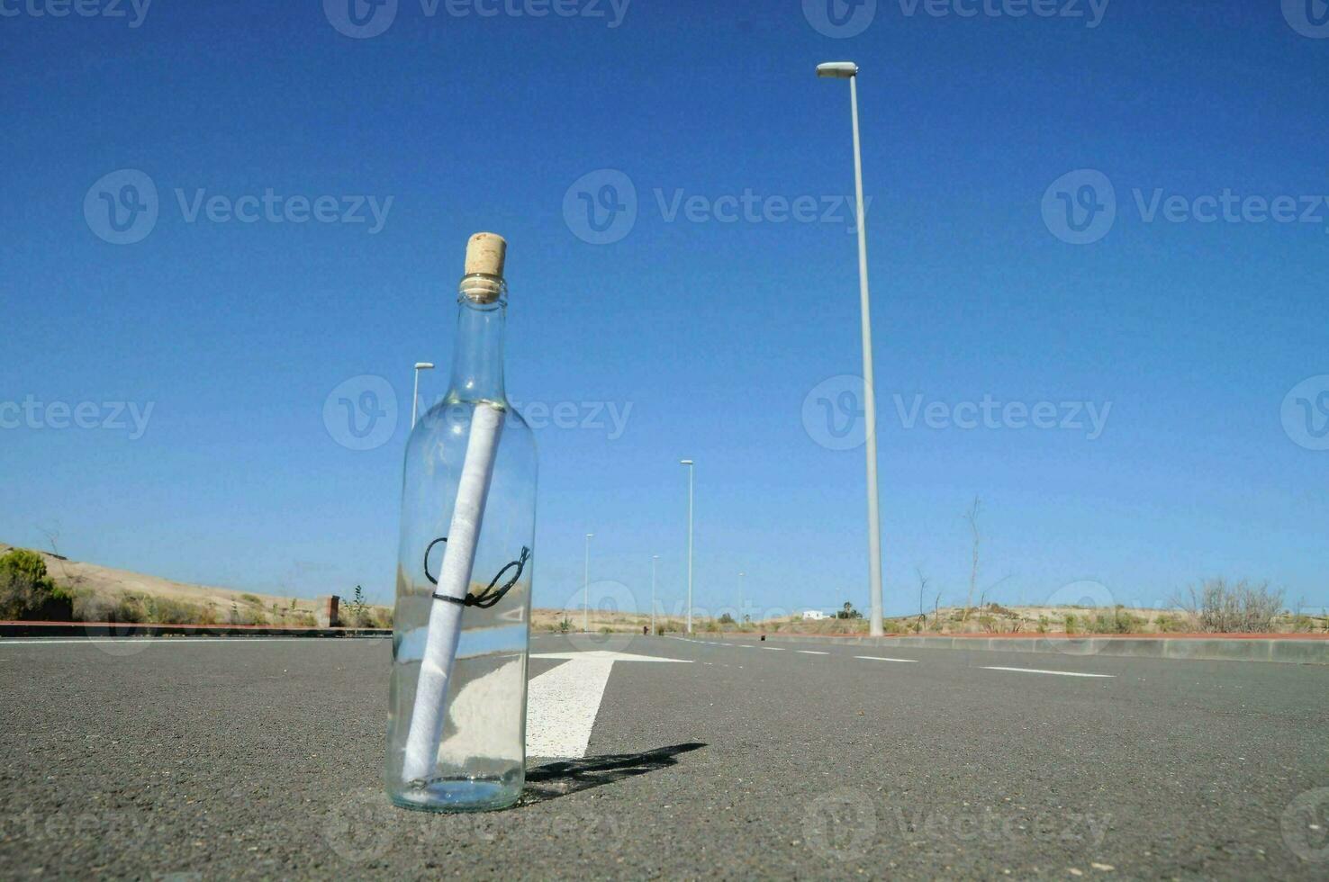 ein Botschaft im ein Flasche auf das Straße foto