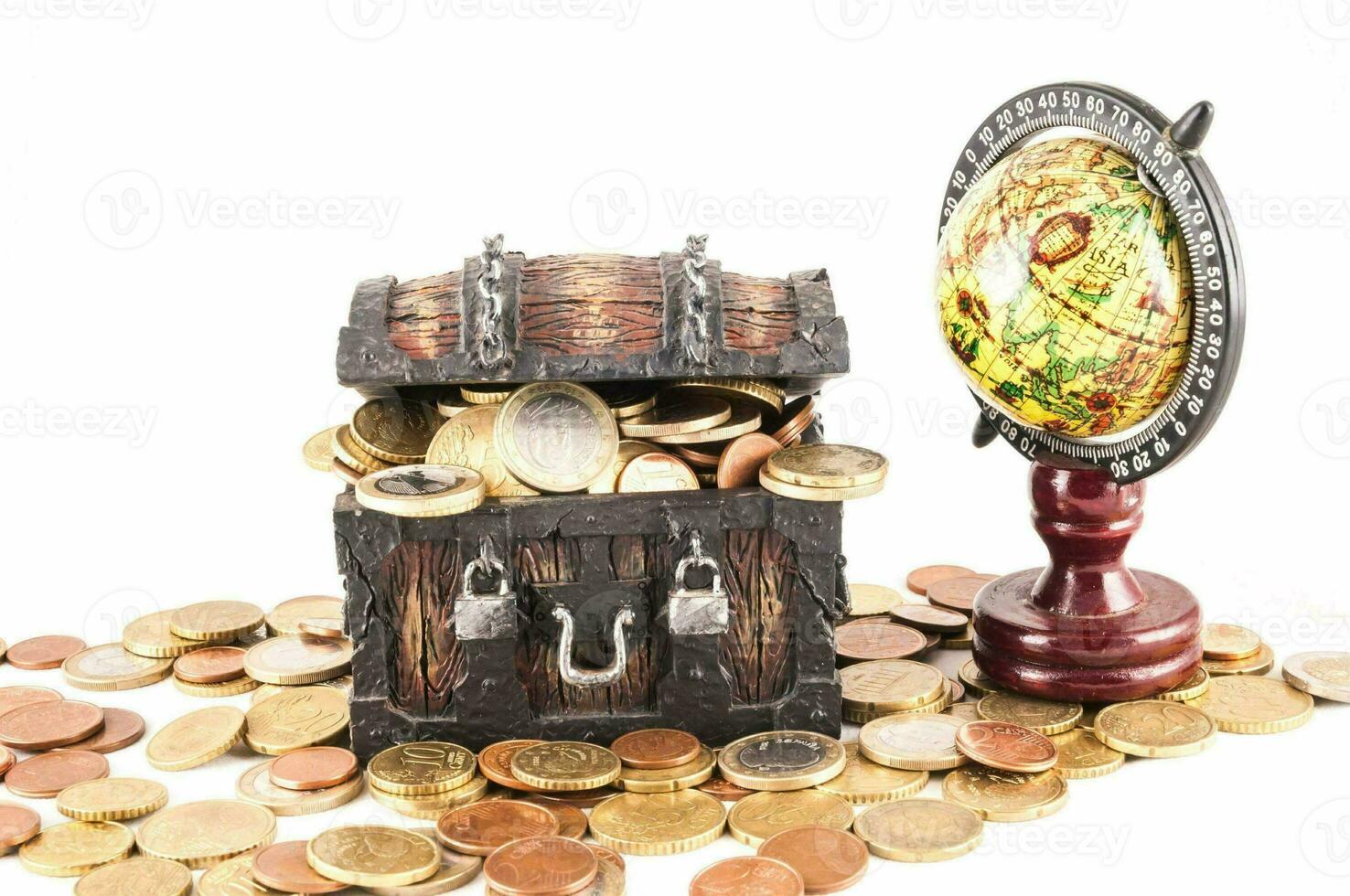 ein Schatz Truhe mit Münzen und ein Globus foto