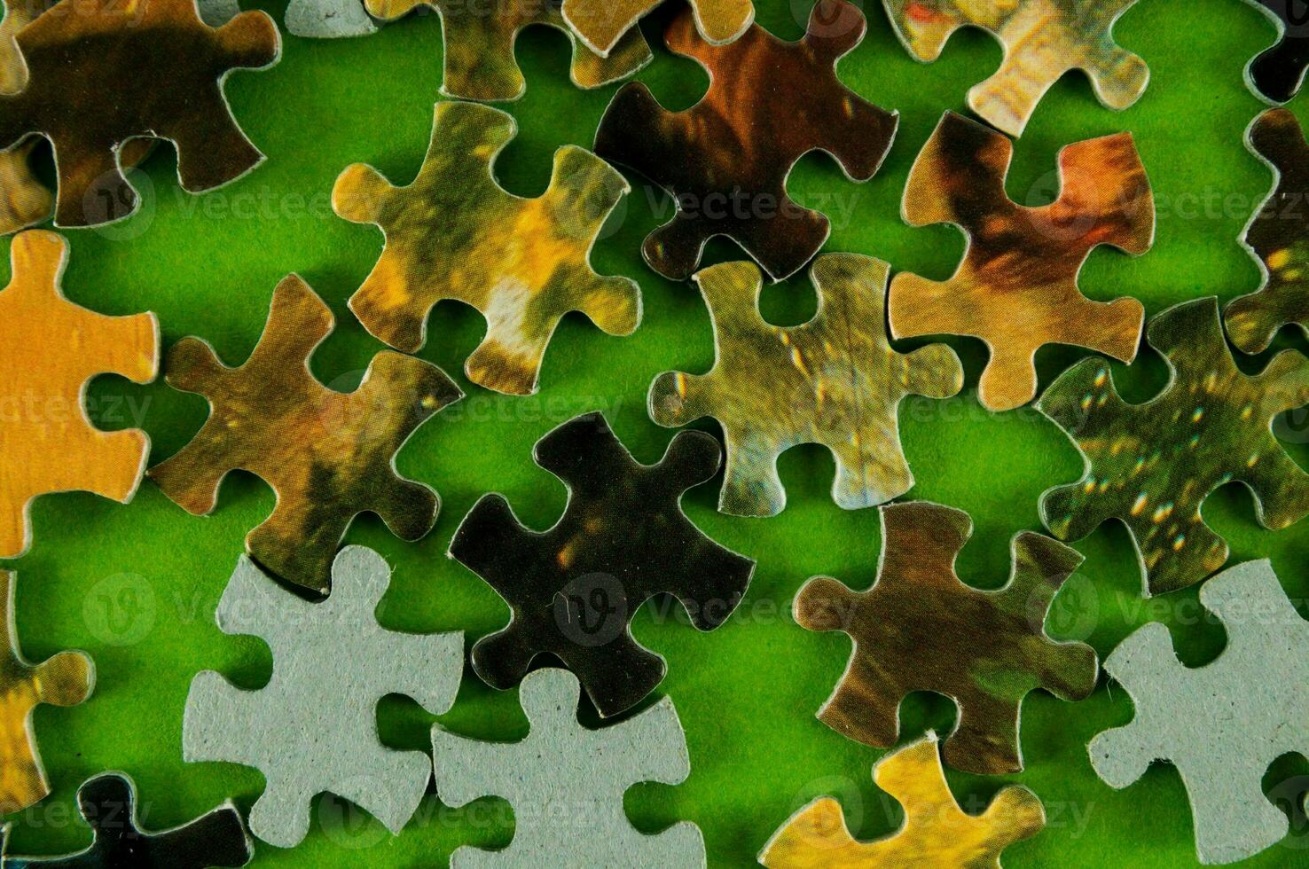 Puzzle Stücke auf ein Grün Tabelle foto