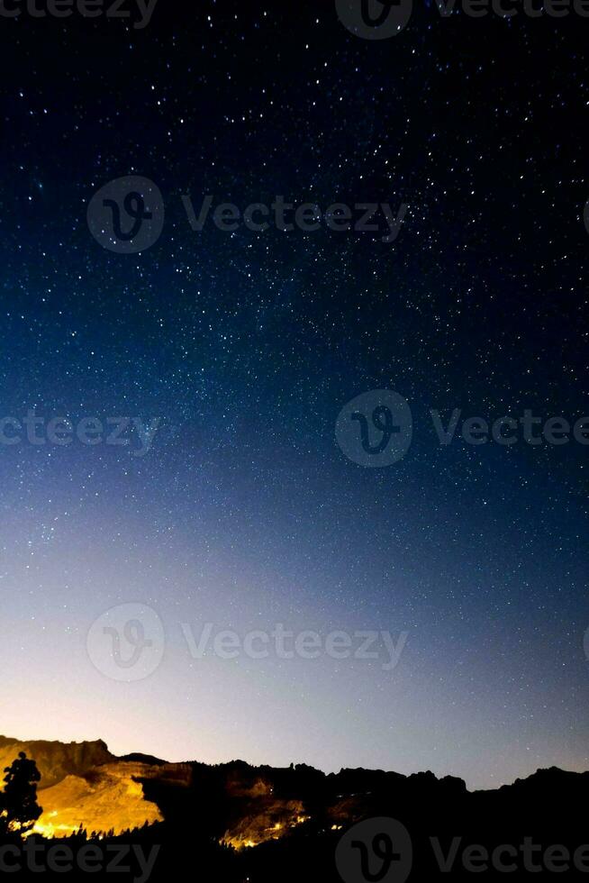 das Nacht Himmel Über ein Berg Angebot mit Sterne foto