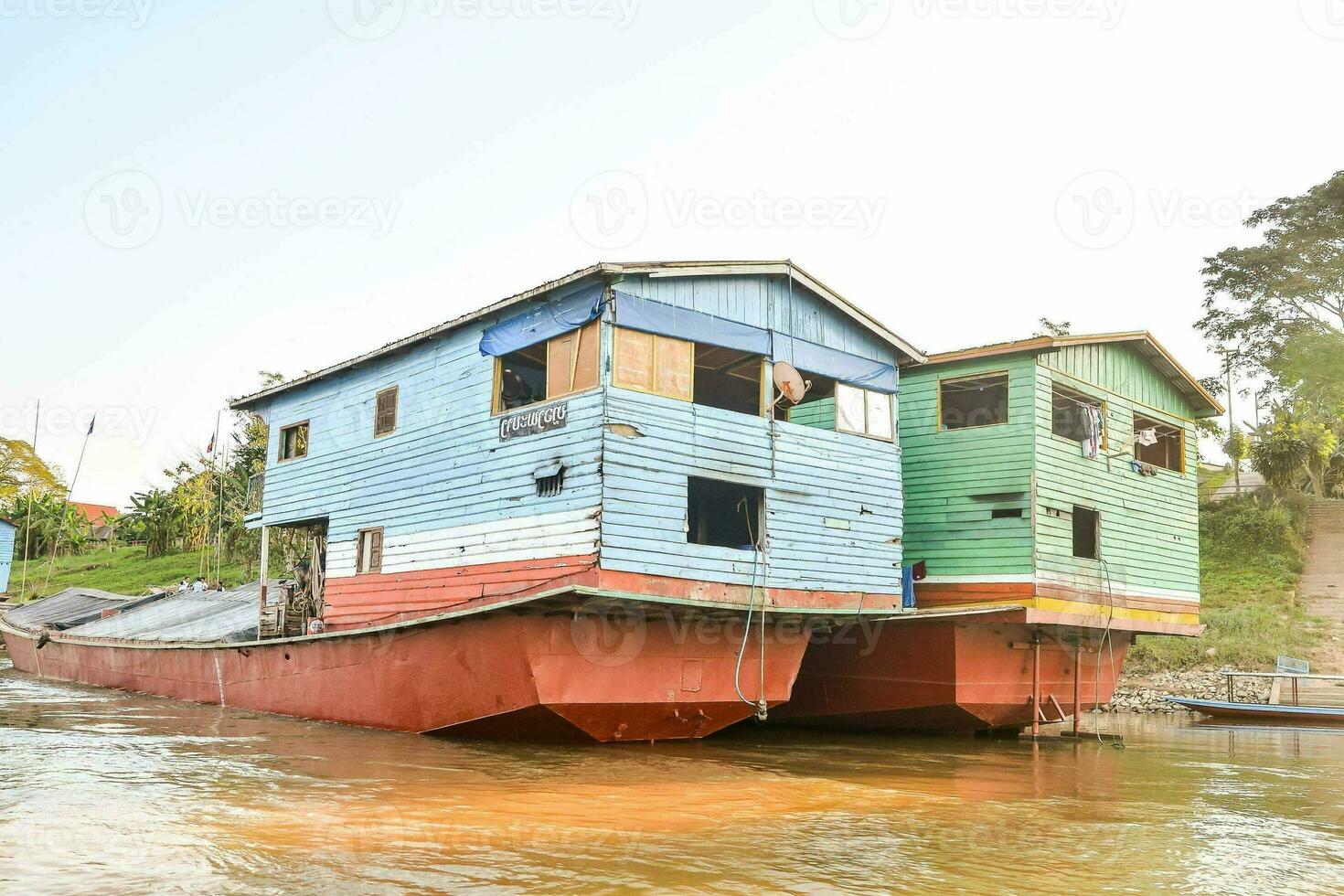 zwei Haus Boote sind angedockt im das Wasser Nächster zu jeder andere foto