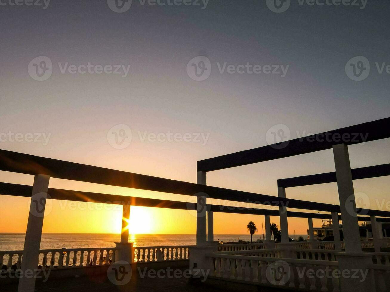 das Sonne setzt Über das Ozean im ein Strand Bereich foto