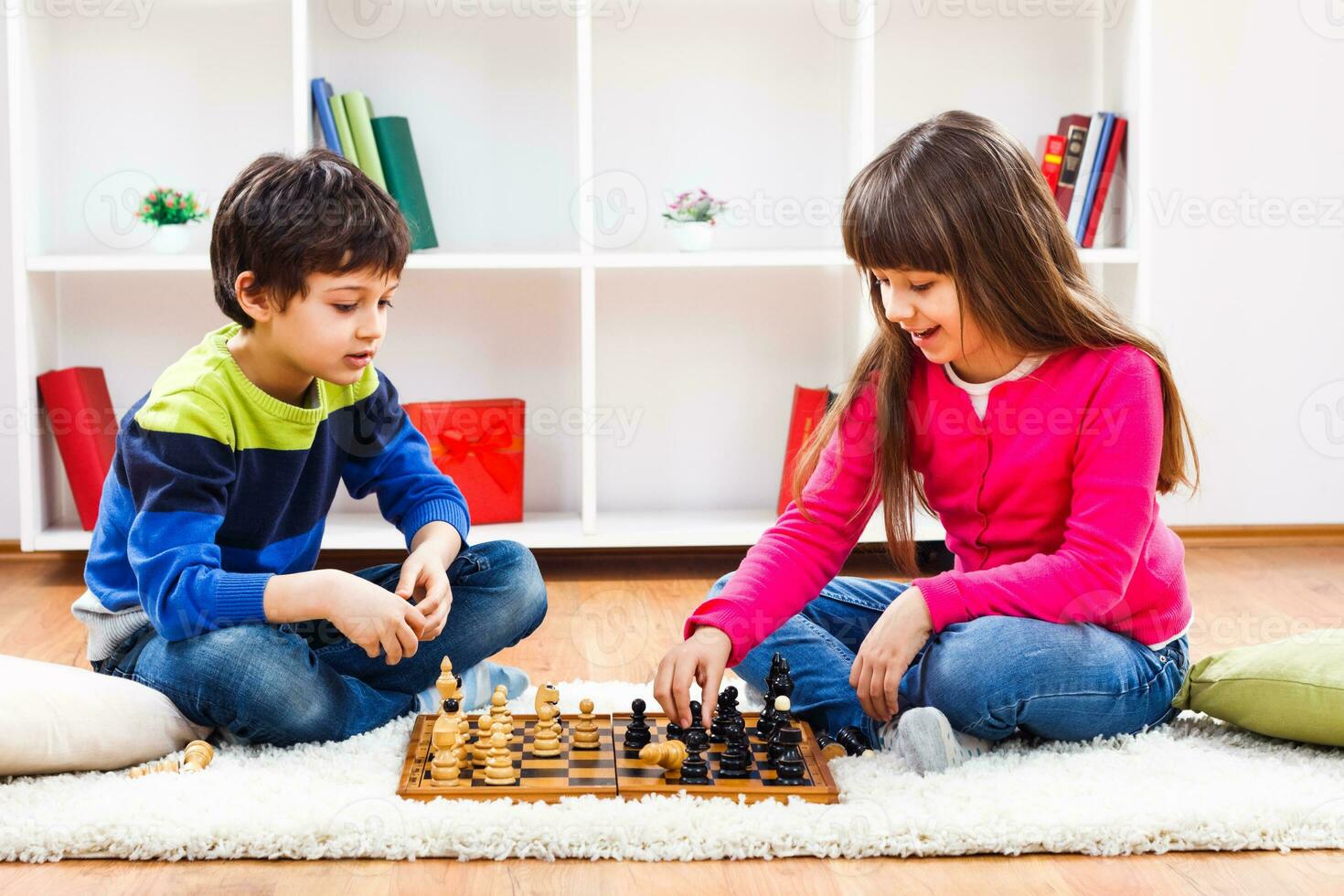 zwei Kinder spielen Schach foto