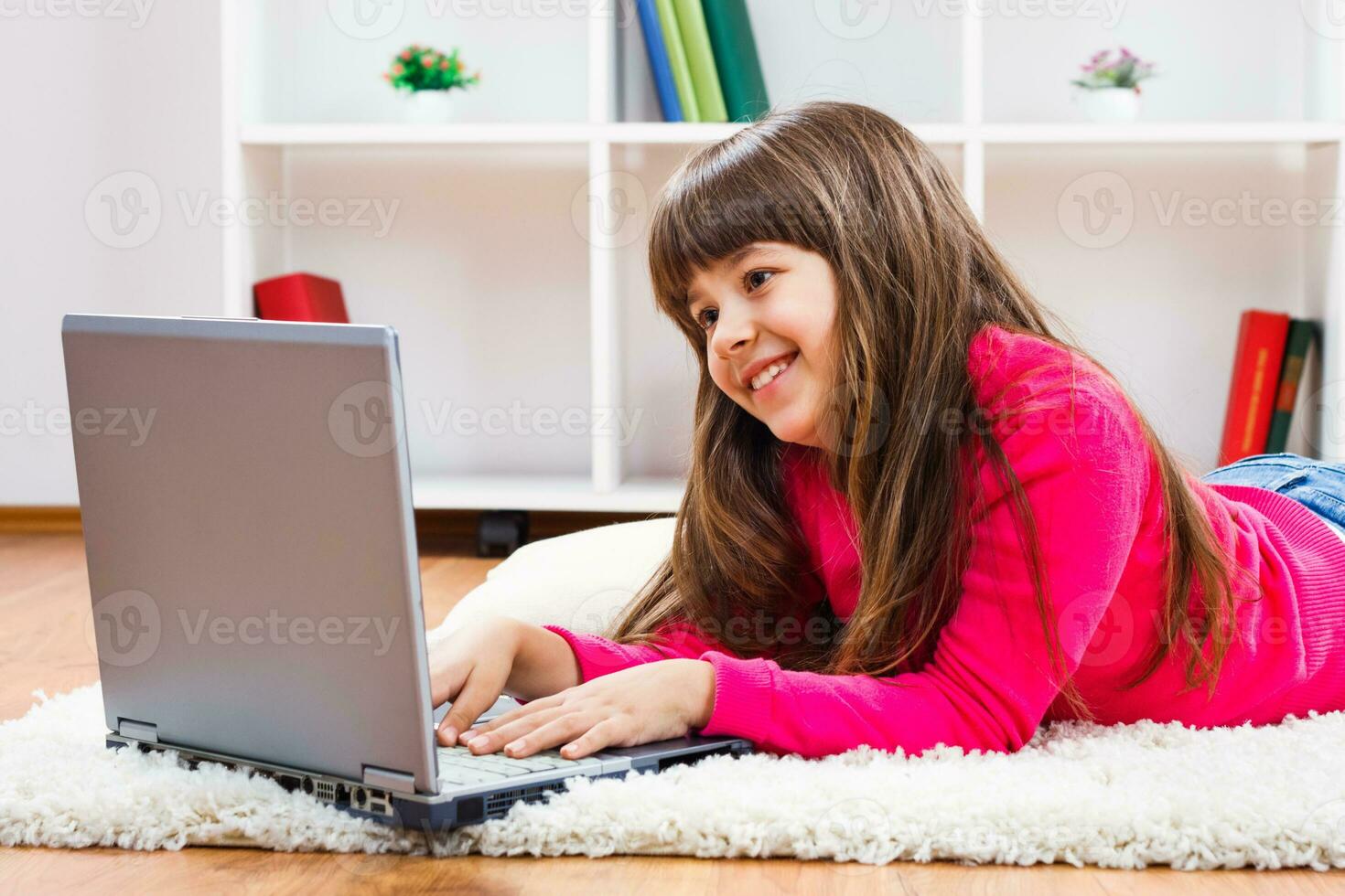 kleines Mädchen mit Laptop foto