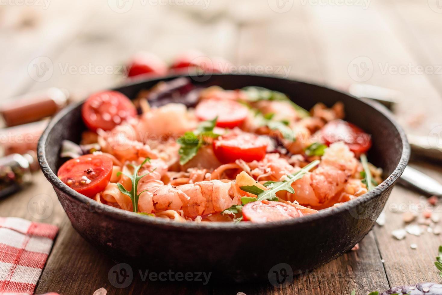 leckere Pasta mit Garnelen und Tomaten in einer Pfanne foto