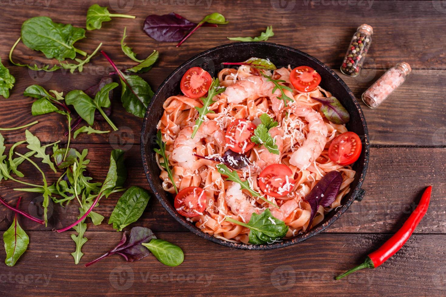 leckere Pasta mit Garnelen und Tomaten in einer Pfanne foto