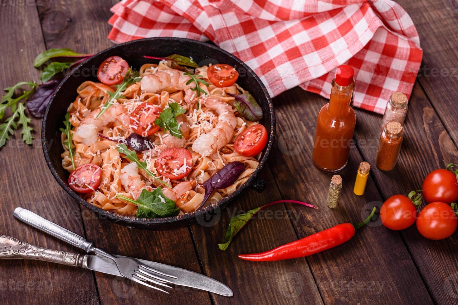 leckere Pasta mit Garnelen und Tomaten in einer Pfanne foto