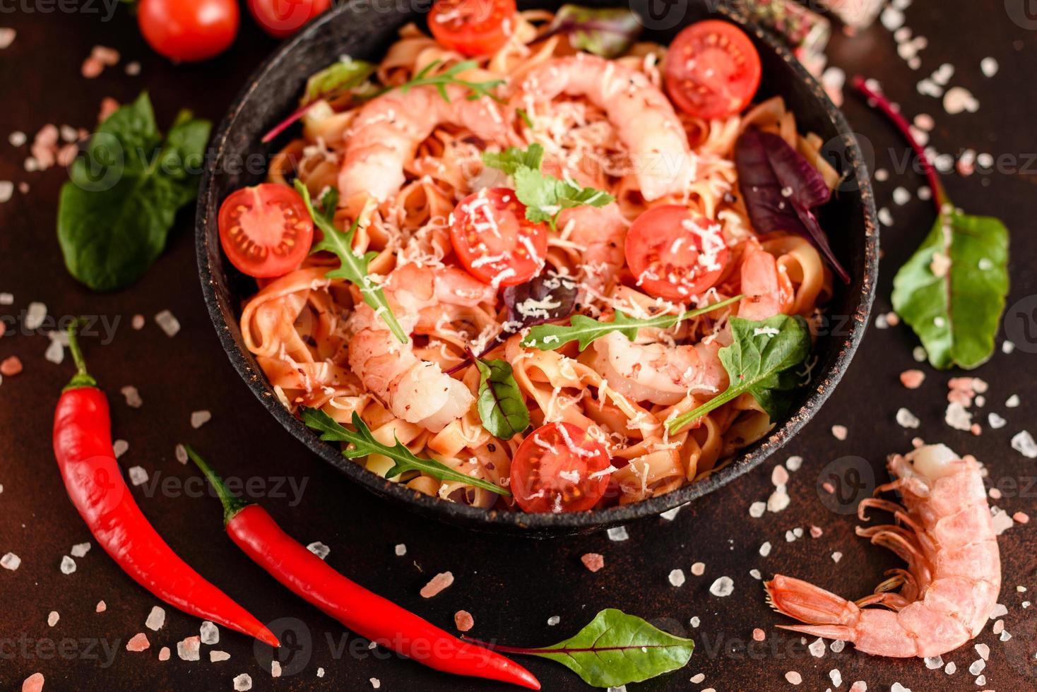 leckere Pasta mit Garnelen und Tomaten in einer Pfanne foto