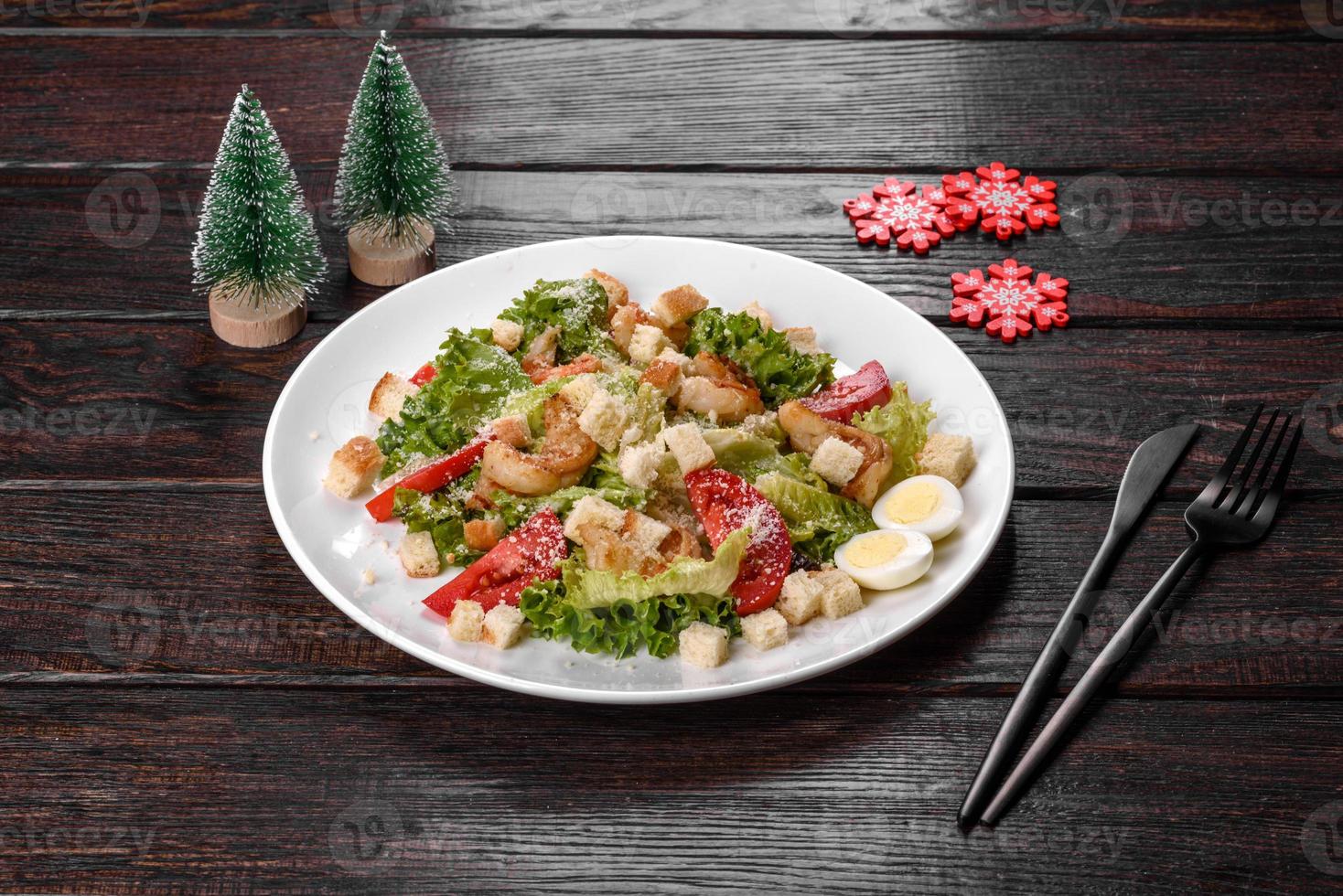 leckerer frischer Salat zubereitet für den Weihnachtstisch foto