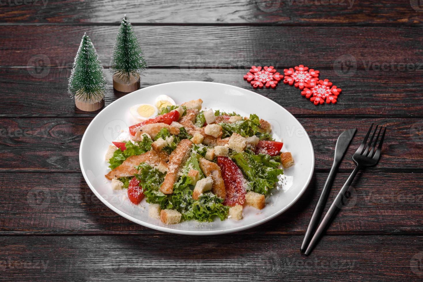 leckerer frischer Salat zubereitet für den Weihnachtstisch foto