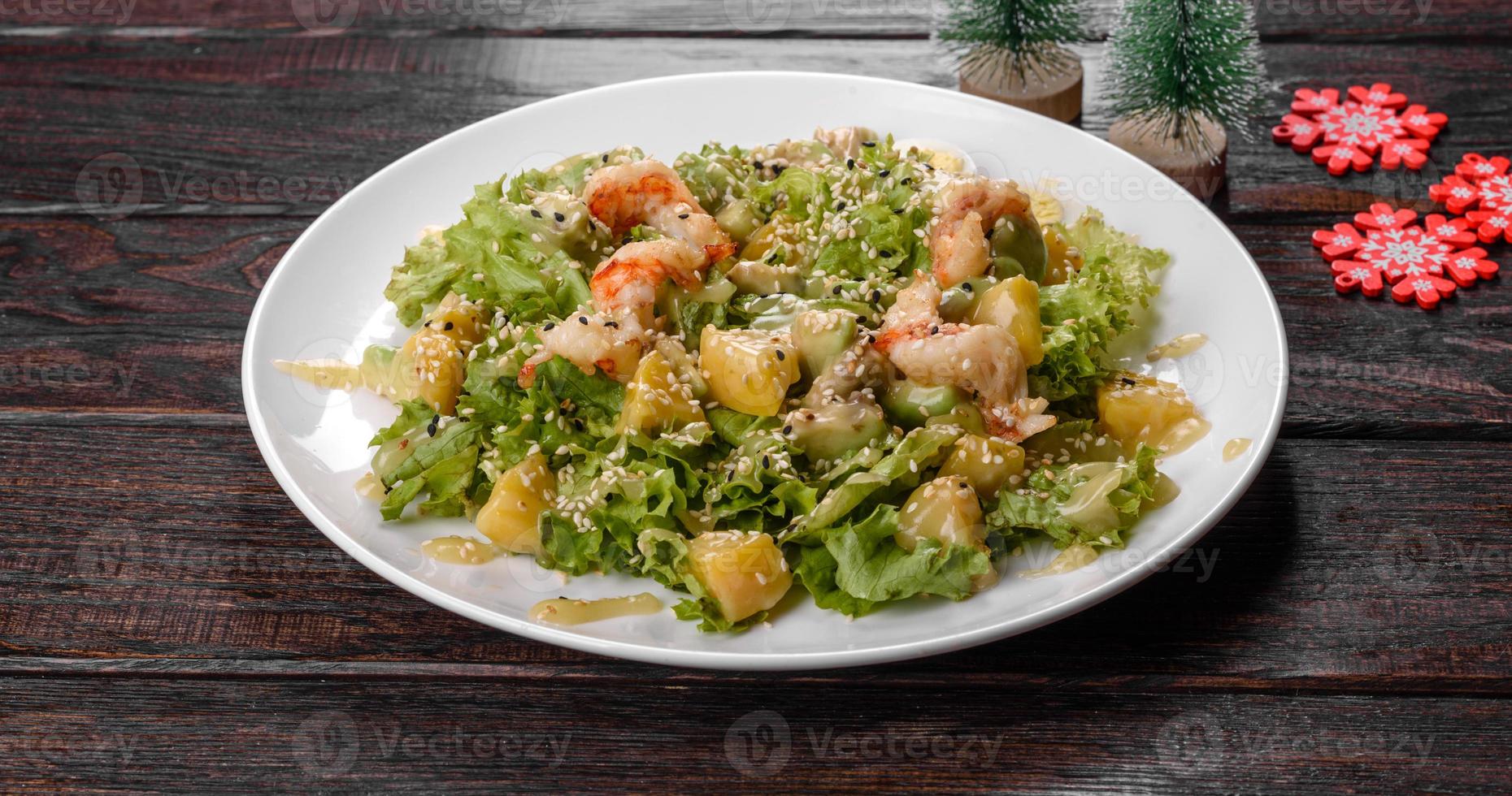 leckerer frischer Salat zubereitet für den Weihnachtstisch foto