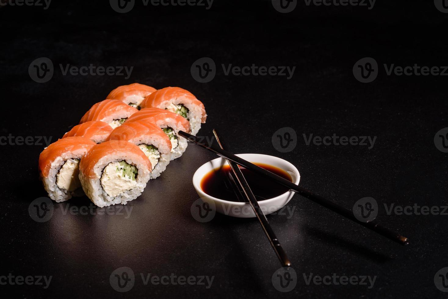 verschiedene Sushi-Sorten auf dunklem Hintergrund foto