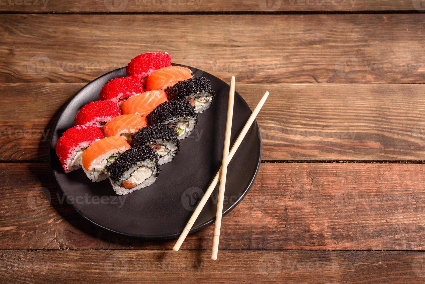 verschiedene Sushi-Sorten auf dunklem Hintergrund foto