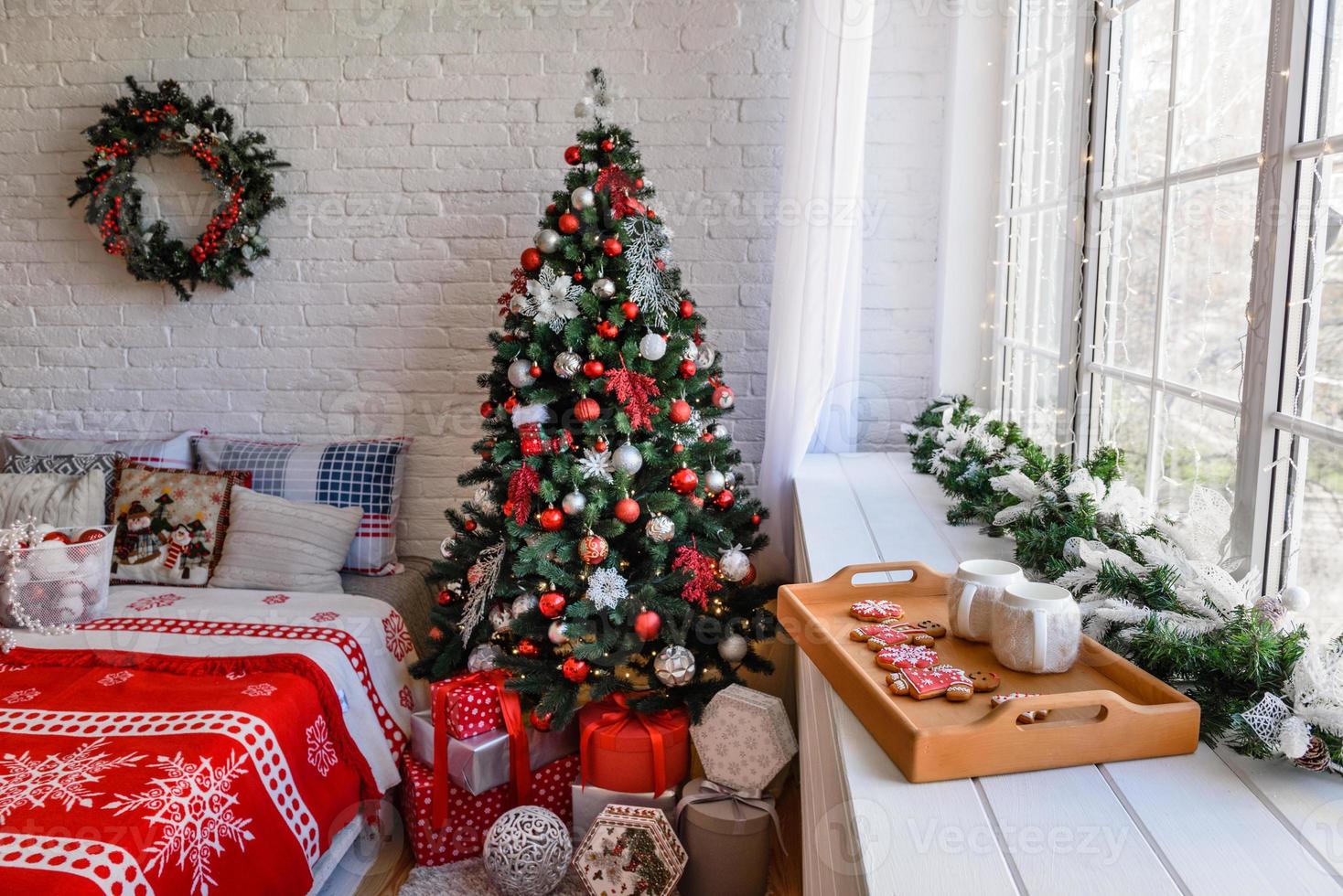 schönes weihnachtsfestliches Interieur in einem Landhaus an Heiligabend foto