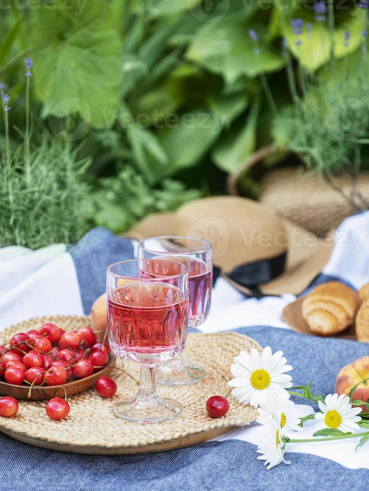 Set für Picknick auf Decke im Lavendelfeld foto