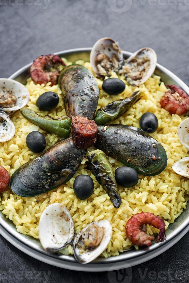 Gemischte Meeresfrüchte und Reispaella berühmtes traditionelles portugiesisches spanisches Essen foto