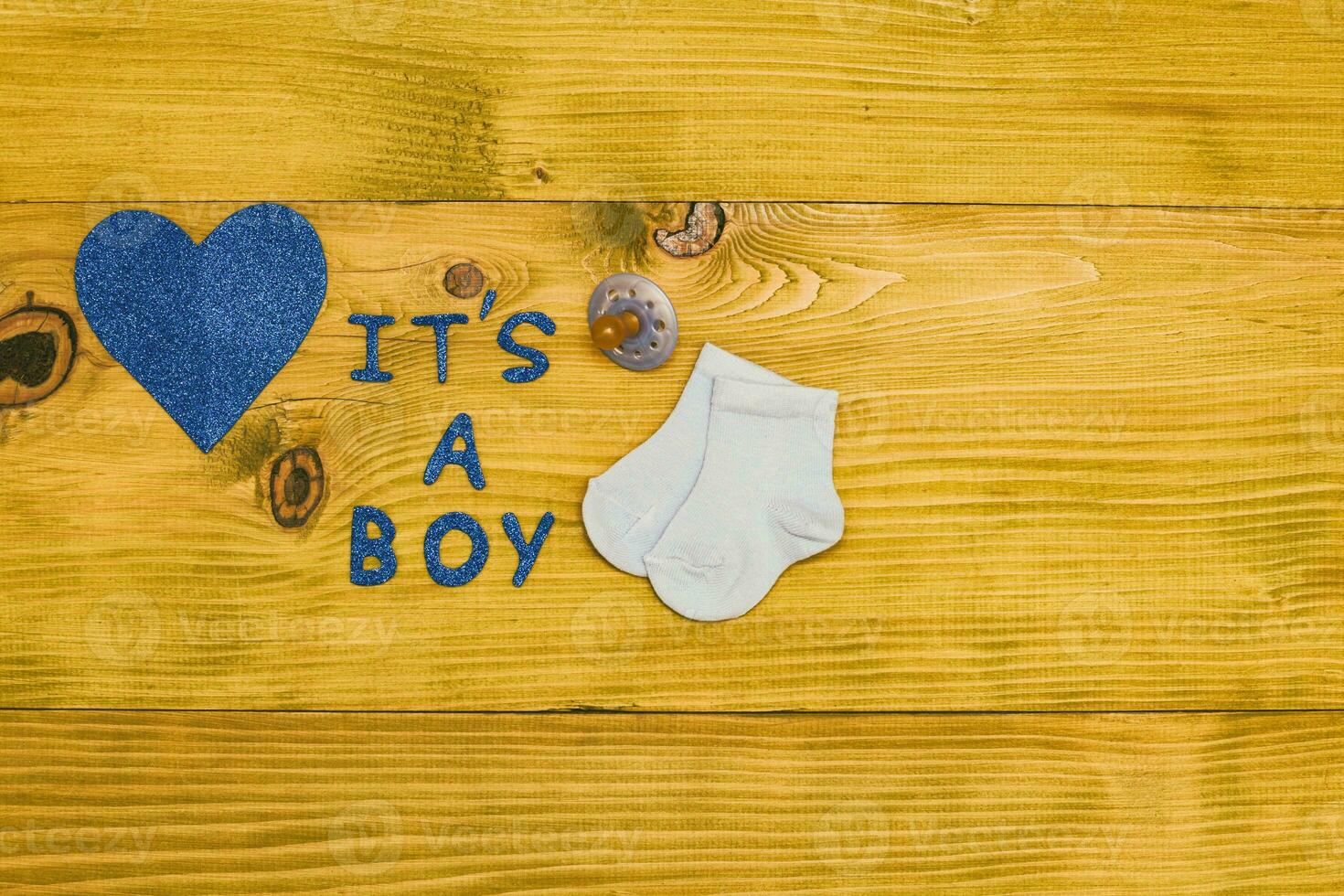 Text es ist ein Junge mit Baby liefert und Herz gestalten auf hölzern Tabelle foto