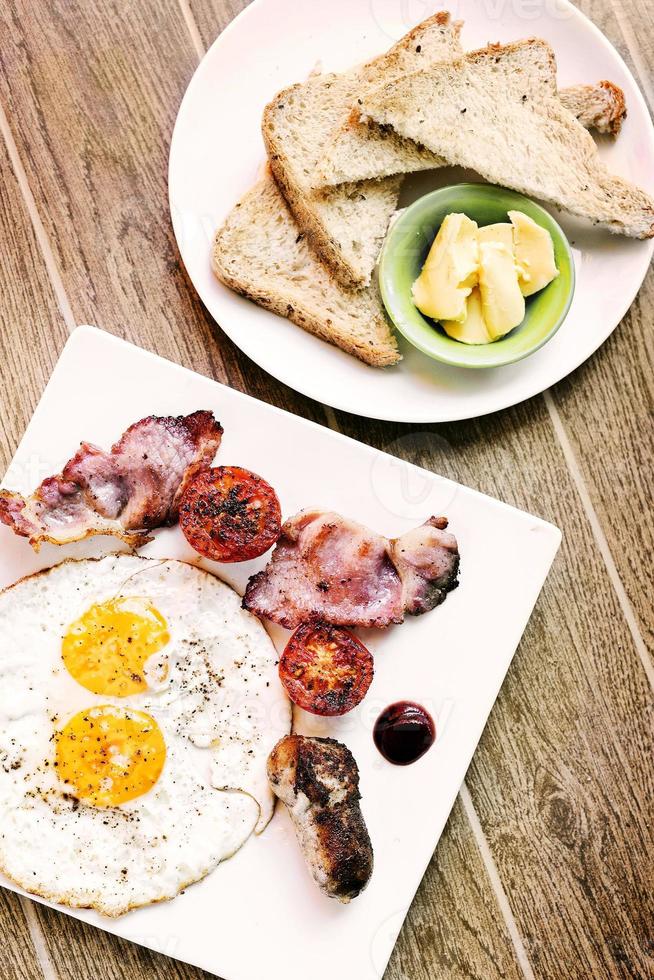 traditionelles englisches britisches frittiertes Frühstück mit Eiern, Speck und Wurst foto