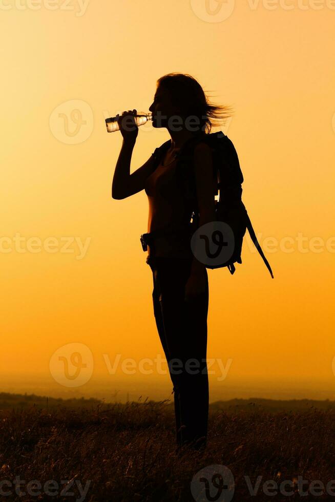 Frau Wanderer Trinken Wasser foto