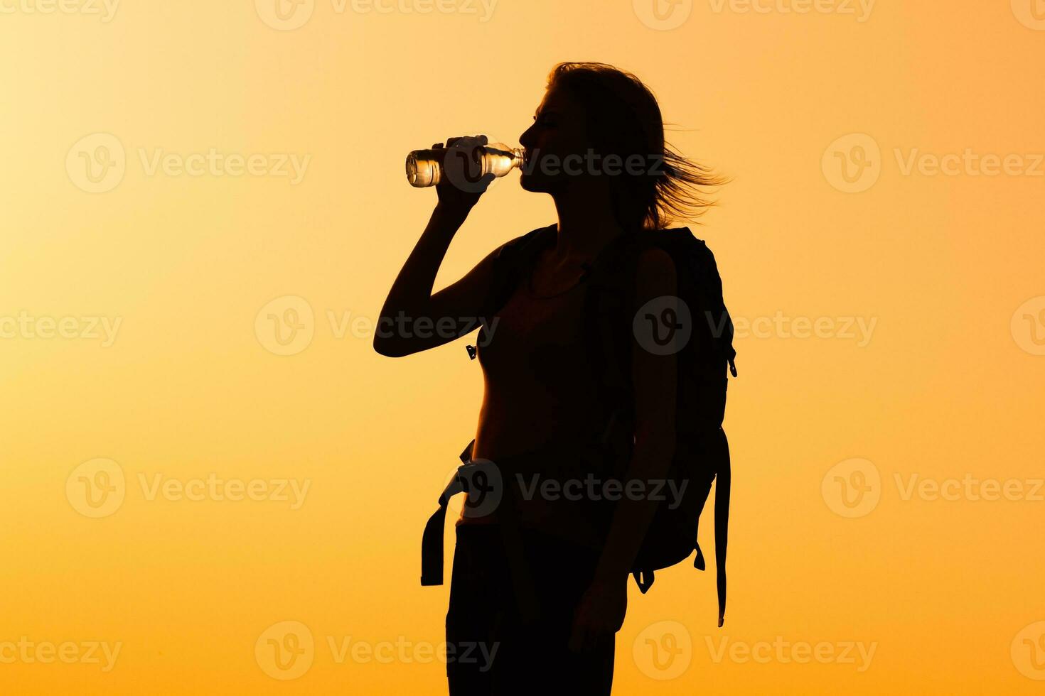 Frau Wanderer Trinken Wasser foto