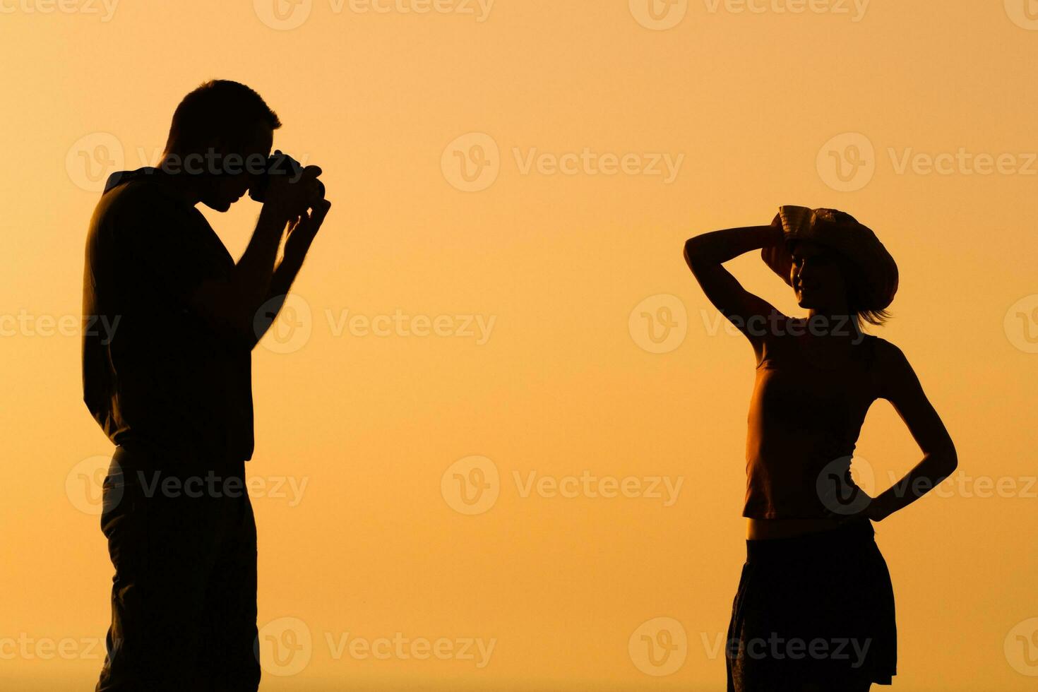 Silhouette von ein Mann Fotografieren Frau foto