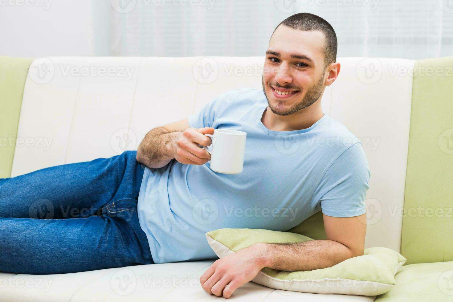 jung Mann genießt Trinken Kaffee beim Zuhause foto