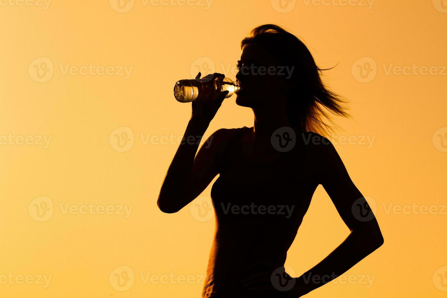 Silhouette von ein Frau Trinken Wasser draussen foto