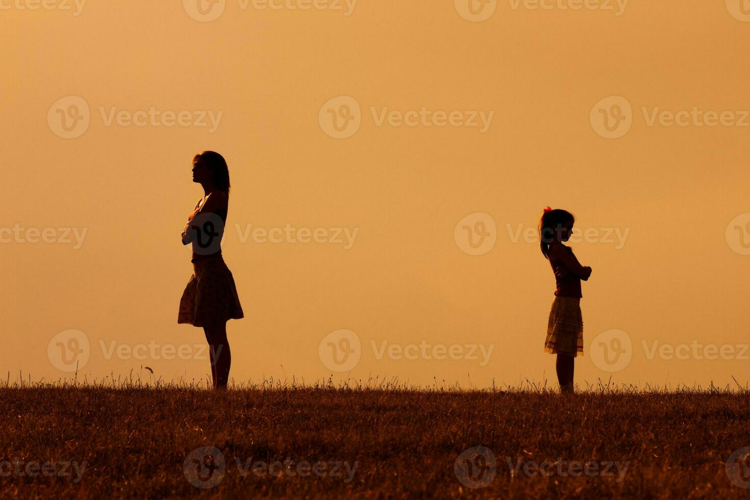 Silhouette von ein wütend Mutter und Tochter auf jeder andere foto