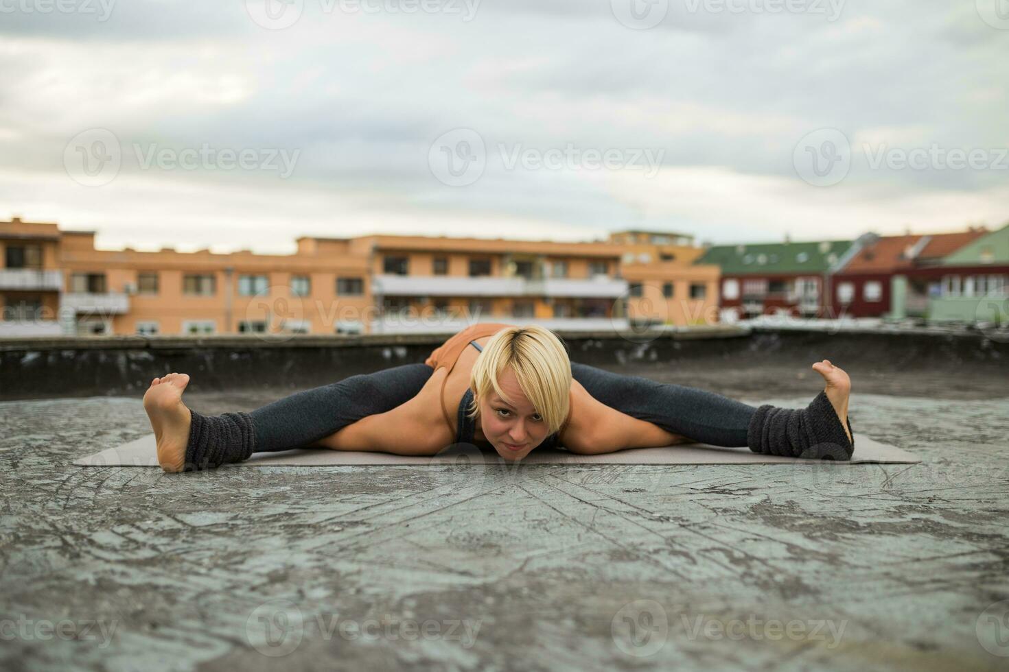 Frau üben Yoga auf das Dach foto